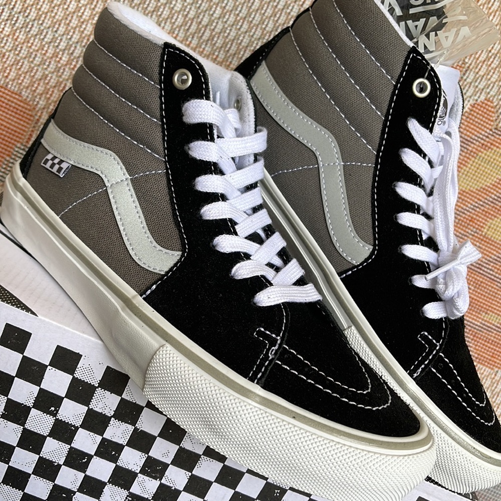 Vans WMNS Skate Sk8-Hi
Reflective Black/Grey
VN0ASFCCN42
Sneakers - Picture 9 of 16